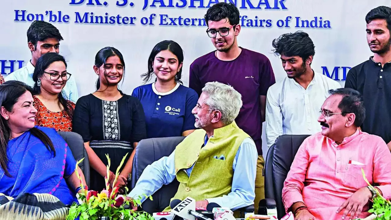 External Affairs Minister Imparts Diplomacy Lessons to Students at Summit