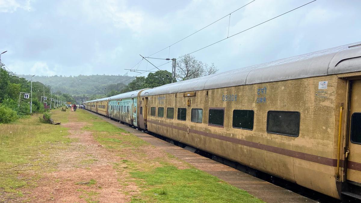 Bengaluru-Murdeshwar Express takes two hours to traverse 20 km (1)