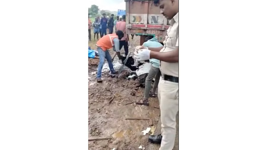 Car collides with lorry in Karnataka