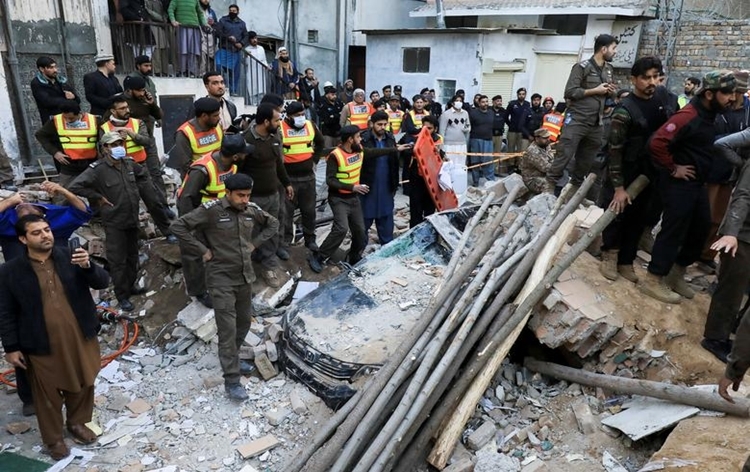 Pakistan suicide blast leaves more than 50 people dead (1)