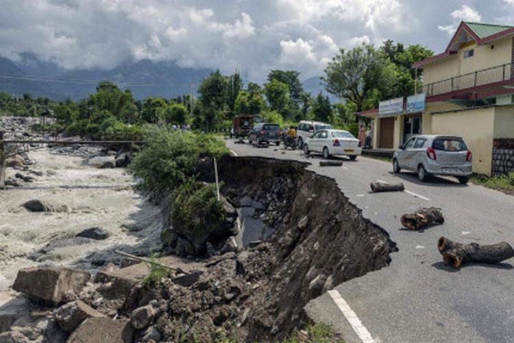 3,000 West Bengal tourists stuck as road links severed