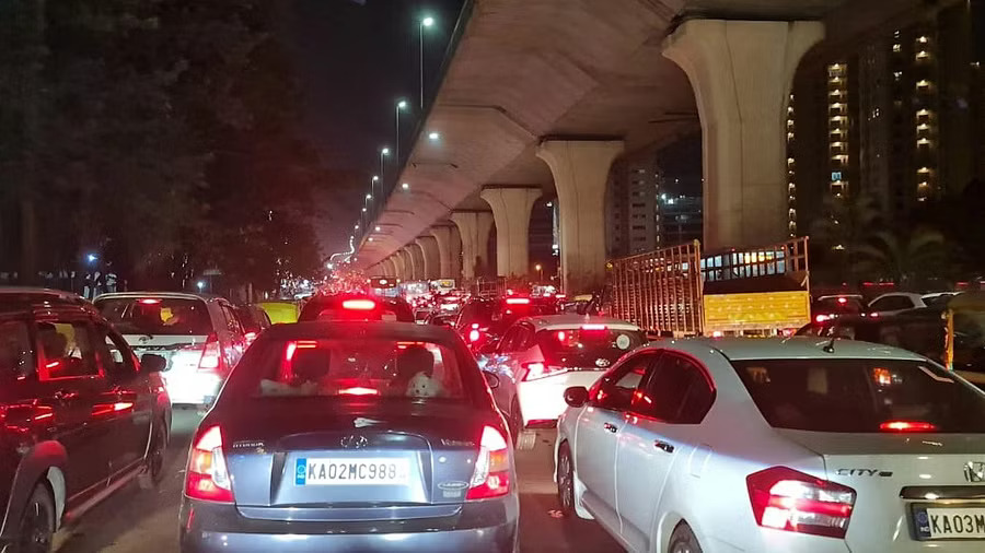 Traffic chaos erupts at Phoenix Mall opening on Ballari Road