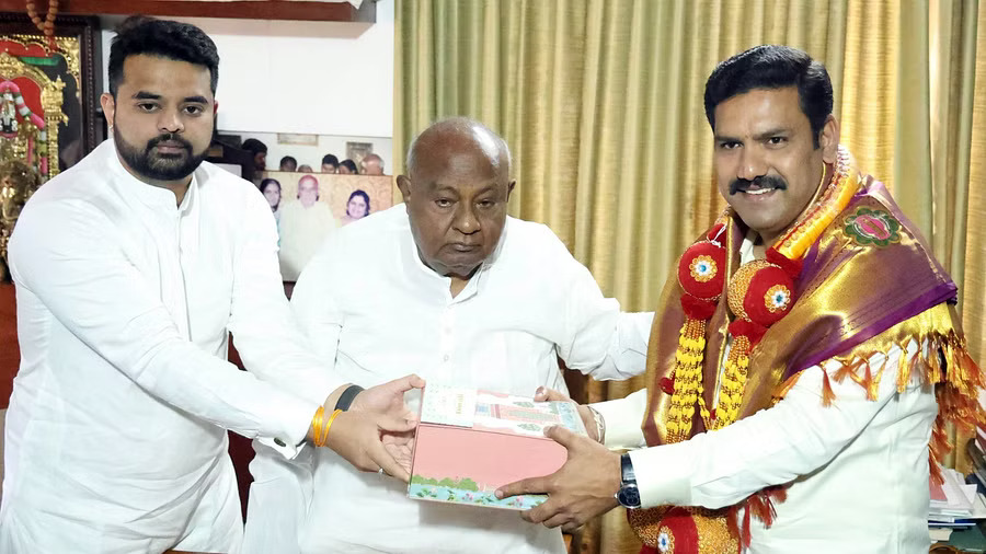 Make no room for confusion in alliance, Deve Gowda advises Vijayendra