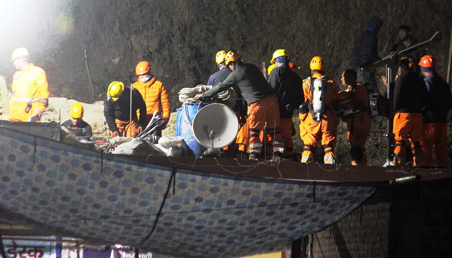 Uttarkashi tunnel collapse 15-men NDRF team roped in to rescue 41 trapped workers