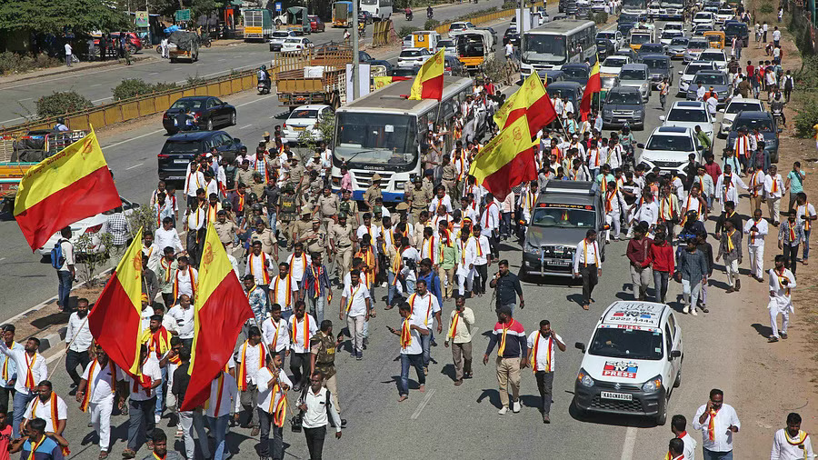 Activists go on a rampage over non-Kannada name boards