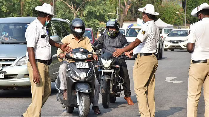 Bengaluru traffic cops nab violator for masking number plate details