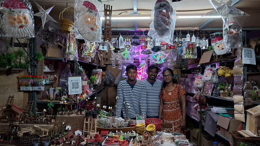 Deaf and mute couple run Christmas store