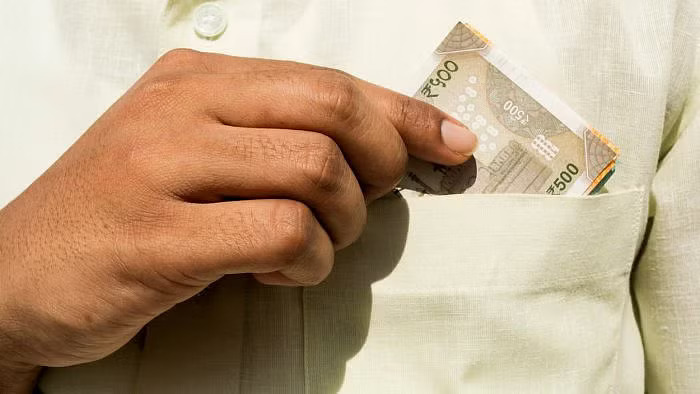 Karnataka Lokayukta traps BEO while accepting Rs 10000 bribe