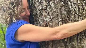 Self-proclaimed ecosexual woman finds love in an oak tree