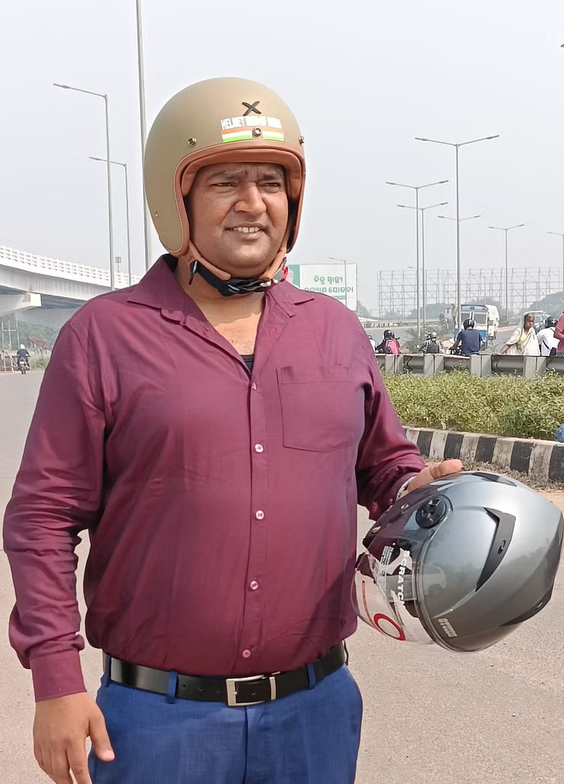 THE HELMET MAN IS SAVING LIVES ON INDIAN ROADS1
