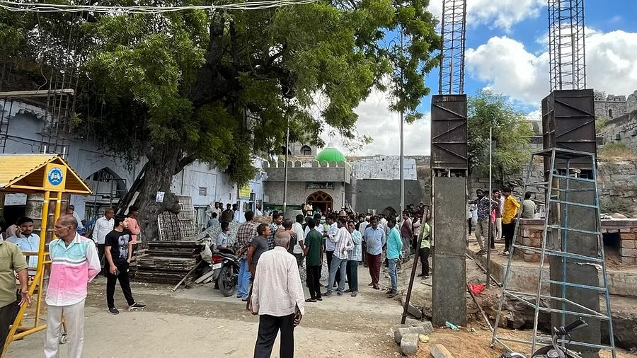 Tension in Karnatakas Raichur over construction of dargah arch