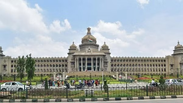 Couple attempts suicide outside Vidhana Soudha in Bengaluru to draw CMs attention