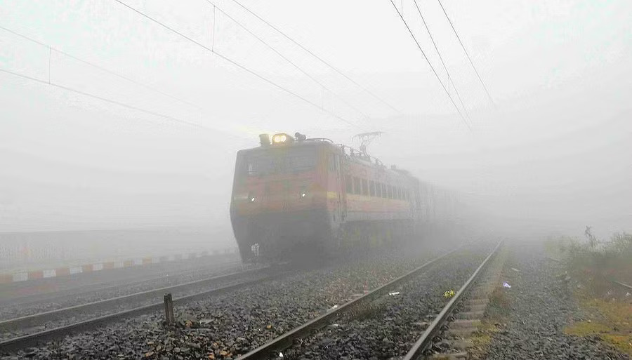 Dense fog over north India disrupts travel 22 trains reaching Delhi delayed by up to six hours