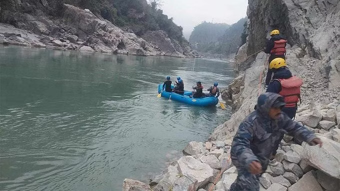 Indian jeep falls into Nepals Trishuli river