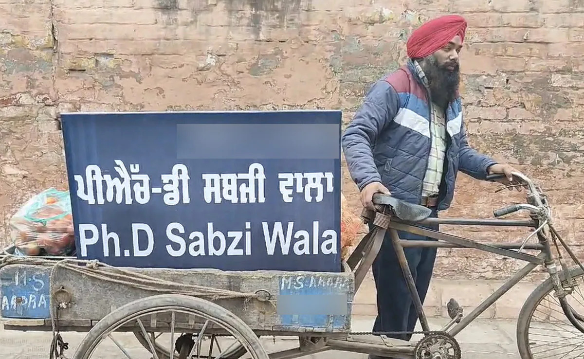 Punjab Man With PhD 4 Masters Degrees Sells Vegetables To Make Ends Meet (1)