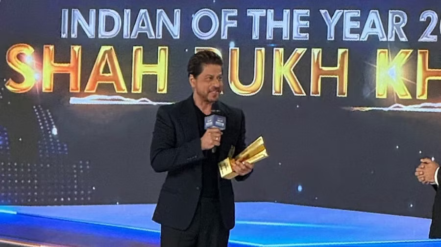 Shah Rukh Khan wins Indian of The Year 2023 thanks family supporters