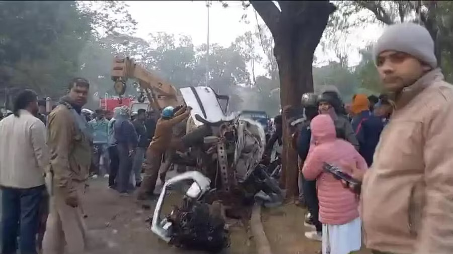 Six killed two injured as car hits road divider in Jharkhand