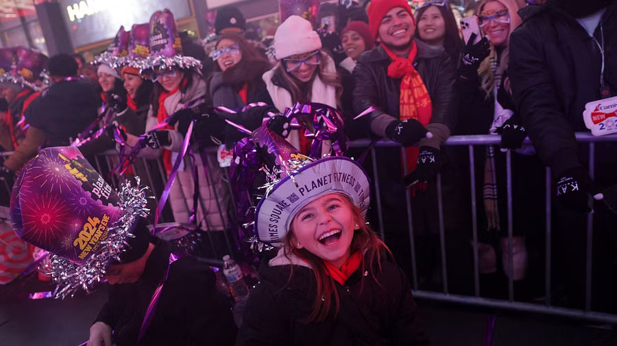 World welcomes 2024 with New Years fireworks reflection and a royal farewell