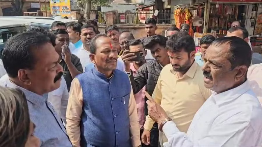 Shiv Sena (UBT) leaders stage protest in Kolhapur temple raise slogans against Karnataka during MLA visit