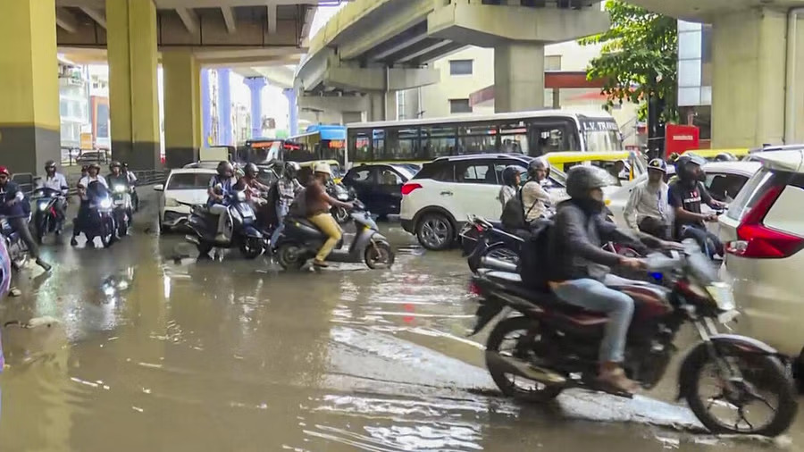 Home Minister assures authorities on the job as waterlogging stalls Bengaluru traffic