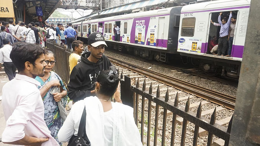 Maharashtra train mishap Govt to give Rs 5 lakh each to kin of deceased says minister Mahajan