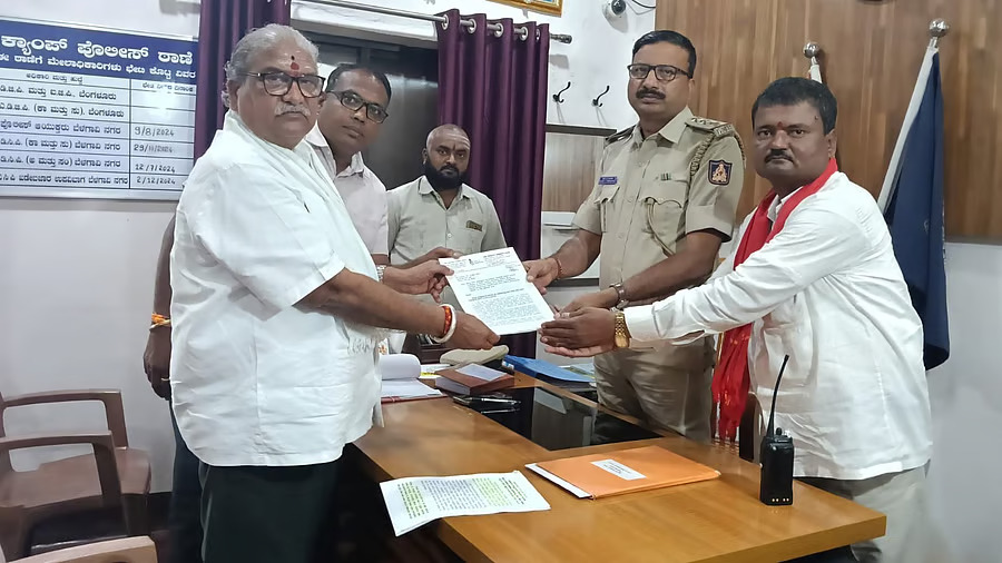 Siddaramaiahs angry gesture at cop Complaint filed against Karnataka CM