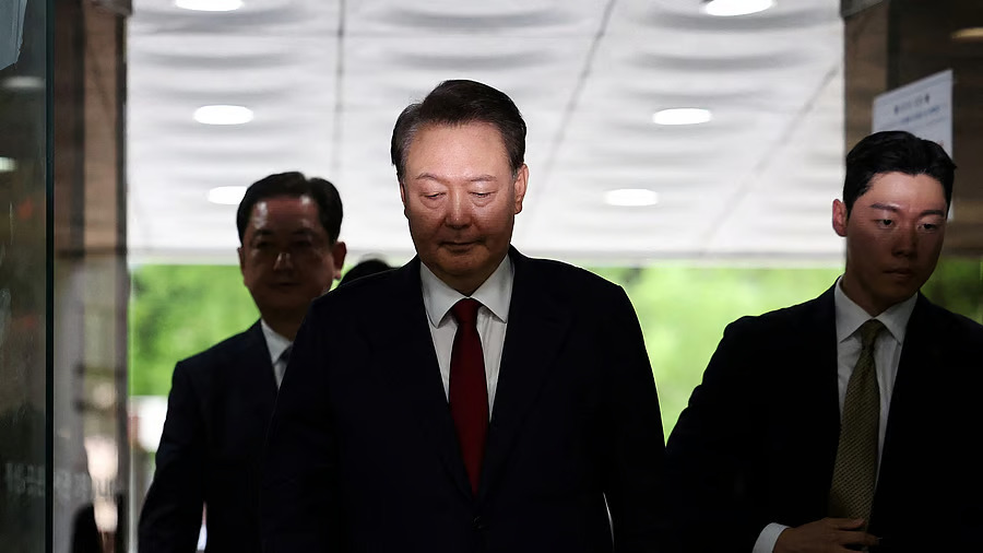 South Koreas ex-leader Yoon lay on floor of cell and refused to be questioned